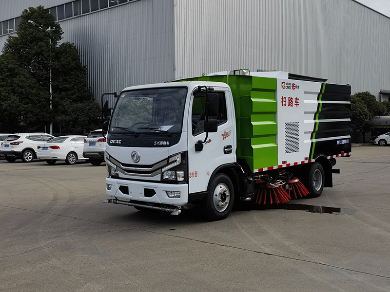 小多利卡扫路车