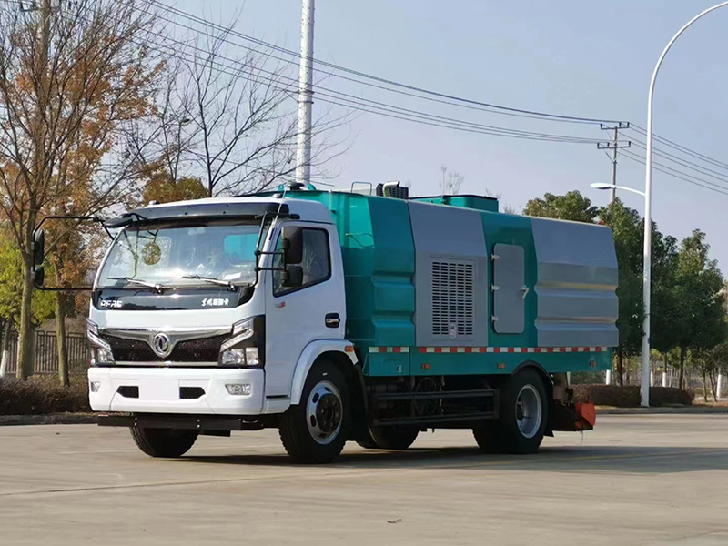 大多利卡后置吸尘车